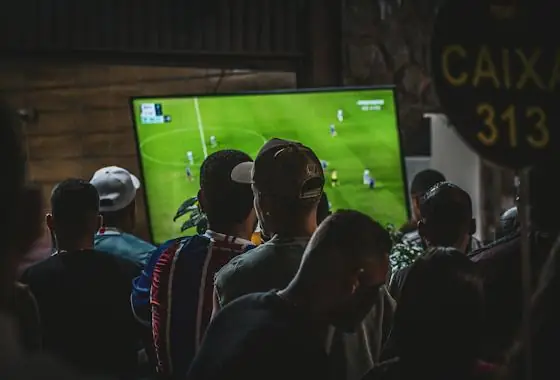 Amis regardant un match à la télévision
