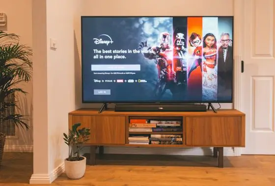 Téléviseur allumé dans un salon