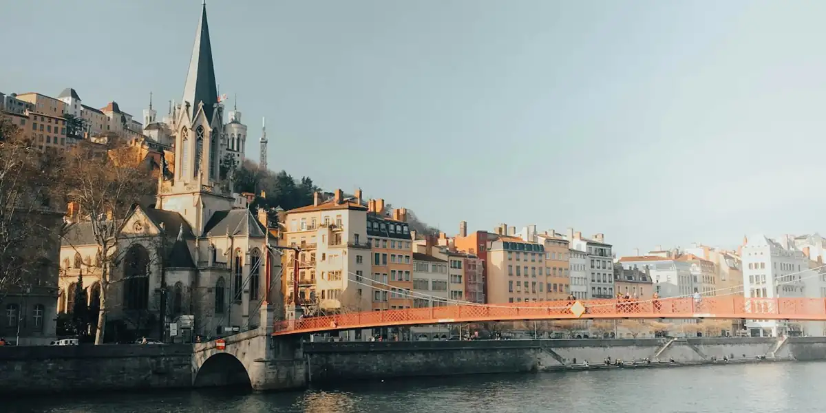 Le Vieux-Lyon et l'église Saint-Georges au bord de la Saône